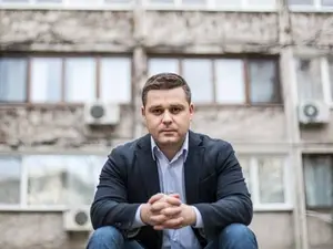 Primarul Ciprian Ciucu vrea să contracteze un împrumut de la Banca Europeană de Investiţii (BEI) de până la circa 21 de milioane de euro pentru reabilitarea termică a 85 de blocuri. / Foto: rfi.ro