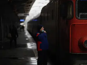 „Record” la CFR: Rapidul București - Craiova a ajuns la destinație în aproape 8 ore. Sunt 209 km! - Foto: Inquam Photos / George Călin