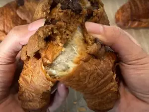 VIDEO Cum se numeşte cel mai nou hibrid de croissant care ia cu asalt o mare capitală europeană - Foto: captură video YouTube/Monte's Food Diary