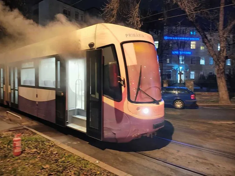 A luat foc un tramvai în Timișoara. Opt pasageri au reușit să iasă la timp Foto: Facebook/ Corneliu Vaida