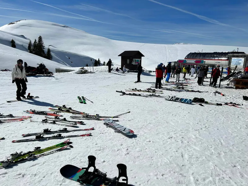 Minivacanța de 1 mai pe pârtie. 6.000 de turişti au petrecut pe schiuri și placă la Sinaia - Foto: Facebokk/ Gondola Sinaia