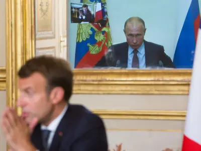 Emmanuel Macron și Vladimir Putin , în timpul unui dialog bilateral/ Foto: Profimedia