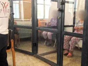 Opt persoane cu dizabilități erau ținute în cuști de plexiglas, la centrul din Sighetu Marmației