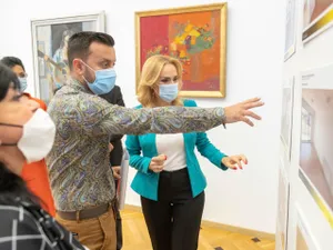 Gabriela Firea, uitându-se la macheta blocului social, când a înmânat primele repartiții într-un bloc „aproape gata”. Sursa foto: PMB