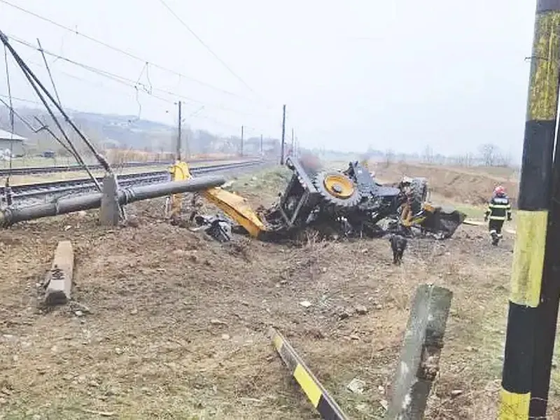 Un buldoexcavator a fost lovit de tren. Ce s-a întâmplat cu şoferul - Foto: bacau.net