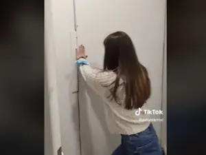 Două turiste din Spania au filmat ce au descoperit în apartamentul închiriat în București FOTO: captură video TikTok