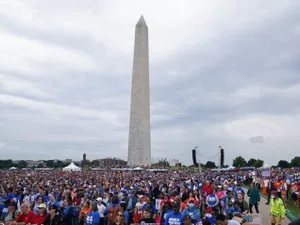 Sâmbătă, primele sute de manifestanţi au ajuns la imensul obelisc din capitala americană. / Foto: news.ro