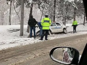 Iarna nu e ca vara. Un polițist nu a adaptat viteza la condițiile de drum, autospeciala în șanț - Foto: Facebook