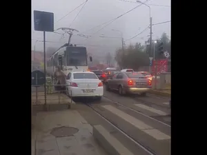 O șoferiță s-a întâlnit cu tramvaiul pe contrasens în București. S-a dus să-l certe pe vatman - Foto: captură video