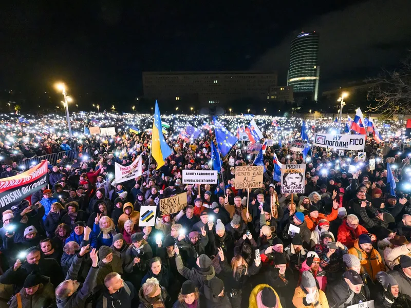 Manifestație uriașă pro-UE și NATO, în Slovacia. Premierul Fico, acuzat că merge spre Rusia - Foto: Profimedia Images - Imagine cu rol ilustrativ