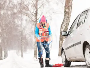 Ești șofer? Trebuie să știi cum se montează corect lanțurile de zăpadă pe roțile mașinii - Foto: Profimedia Images