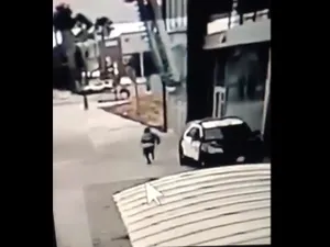 Momentul în care atacatorul fuge. Sursa: video Twitter LA County Sheriffs