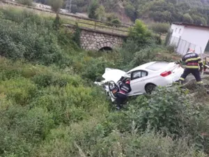 Șoferul unui BMW a pierdut controlul volanului și a sărit de pe drum pe Valea Oltului. / Foto: Info Trafic 24, Facebook