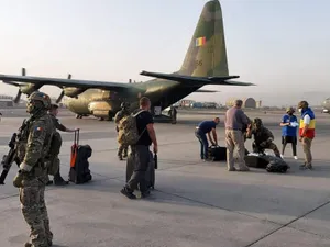 Alți 14 români sunt evacuați din Afganistan. FOTO: MApN