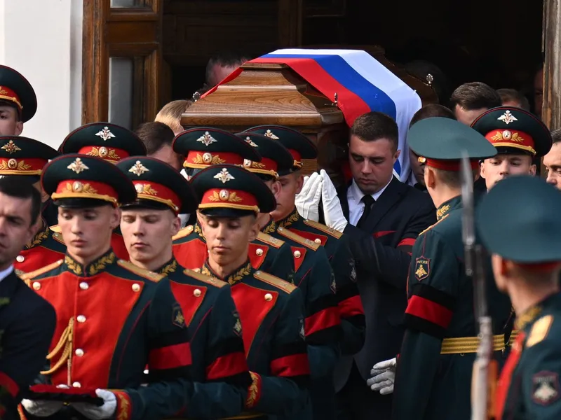 Angajați ai serviciului funerar cară sicriul lui Mihail Gorbaciov în fața Casei Sindicatelor din Moscova, Rusia - Foto: Profimedia Images/Ramil Sitdikov