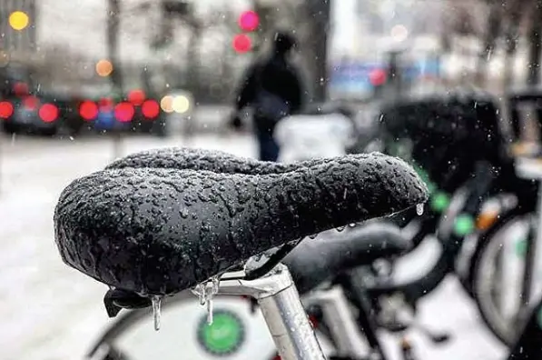 Primarul Sectorului 3 al Capitalei, Robert Negoiţă, a ajuns vineri cu bicicleta la serviciu, în ciuda temperaturii de 0 grade Celsius. / Foto: bikesharetoronto.com