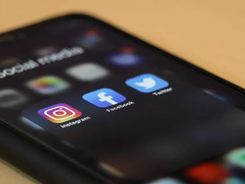 Facebook și Instagram permit răspândirea dezinformării privind Covid-19 (studiu)/FOTO: Unsplash