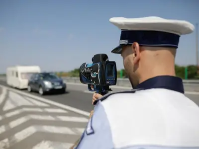 Polițist cu radar / Foto: Inquam Photos / George Călin