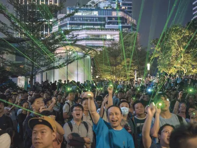 Manifestanții metropolei nu renunță la solicitările democratice nici când șefa Executivului, Carrie Lam, le promite condiții mai bune de trai