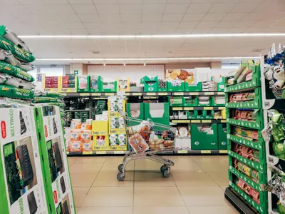 Supermarketul Cora se închide și e preluat de Carrefour. Ce prețuri au carnea și berea? - Foto: Pexels