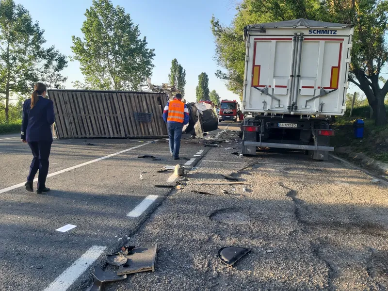 Un autotren și o autoutilitară s-au lovit frontal pe E 85, la Răcăciuni. / Foto: infotraficromania.ro