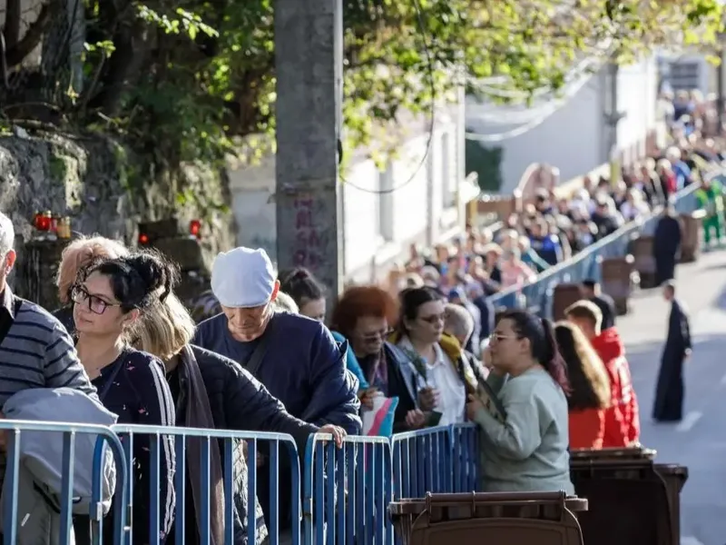 Peste 128.000 de pelerini s-au închinat pe la moaștele Sfintei Cuvioase Parascheva. Coadă de 7 km - Foto: Basilica