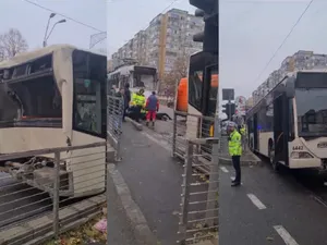 Accident grav în București. Autobuz lovit de tramvai. Mai multe victime - Foto: captură video amator