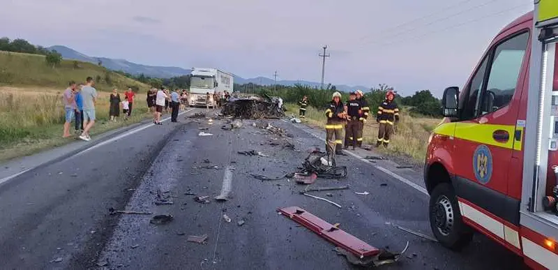 Un șofer de 19 ani a intrat în plin într-un TIR de pe contrasens pe DN6. Și-a pierdut viața. / Foto: news.ro