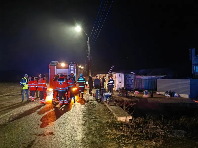 Autocarul ansamblului artistic Flori de Măr s-a răsturnat. / Foto: Iasi TV Life