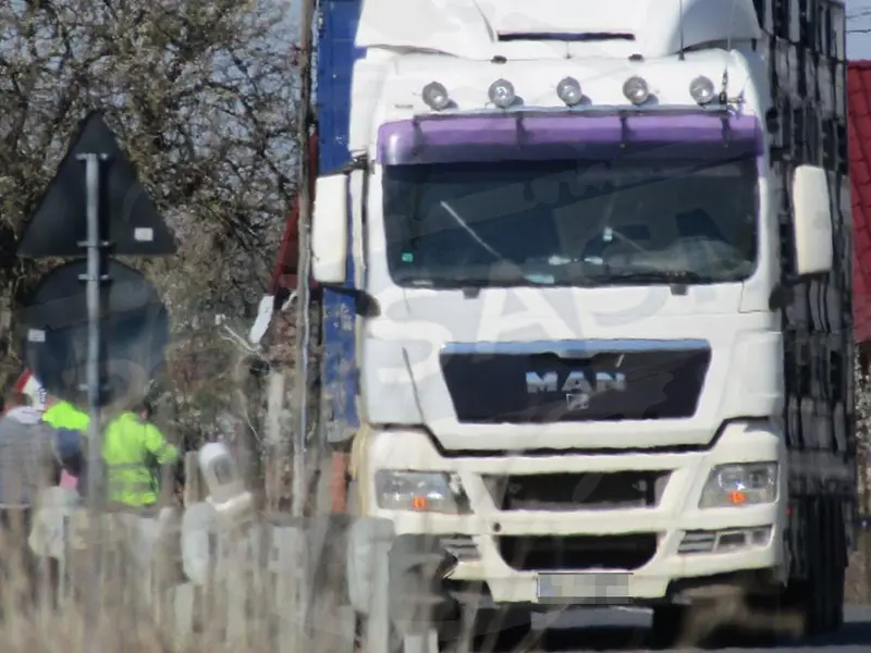 Pieton acroșat de un TIR după ce a coborât dintr-un microbuz Foto: presasm.ro