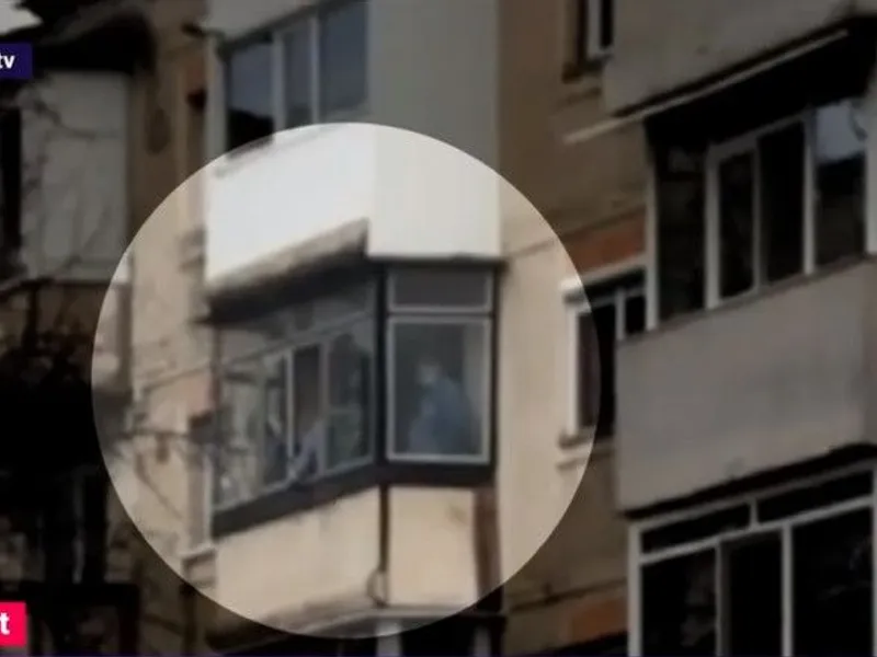 Criminalul de la Onești a ieșit cu victimele sale pe balcon. Polițiștii au râs