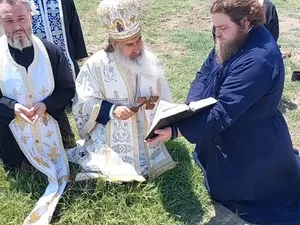 Arhiepiscopul Tomisului, ÎPS Teodosie, s-a rugat pe câmp, în genunchi, pentru ploaie. / Foto: news.ro