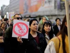 Mărturii despre hărțuirea sexuală din universități. Imagine de la un protest al feministelor. Sursă imagine: Inquam Photos - George Călin