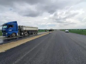 Peste 1000 de muncitori lucrează la foc continuu pe autostrada A1 Sibiu - Pitești. 3 noduri rutiere Foto: Facebook-Ionel Irinel Scriosteanu