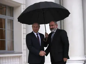 Vladimir Putin, sub aceeași umbrelă cu premierul armean Nicol Pashinyan la Soci, pe 31 octombrie 2022 Foto: profimediaimages.ro