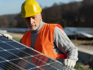 Ce pensie trebuie să ai ca să îți pui panouri fotovoltaice gratuit. Guvernul îți dă 50.000 de lei - Foto: Freepik