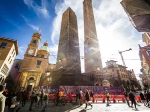 Turnul înclinat din Bologna a fost închis. Totul după ce s-ar putea prăbuși - Foto:: Mediafax