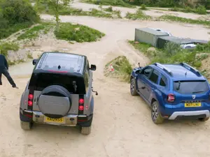 Provocare extremă: Cine merge mai bine în off-road, Dacia Duster sau Land Rover Defender? / Foto: captură video