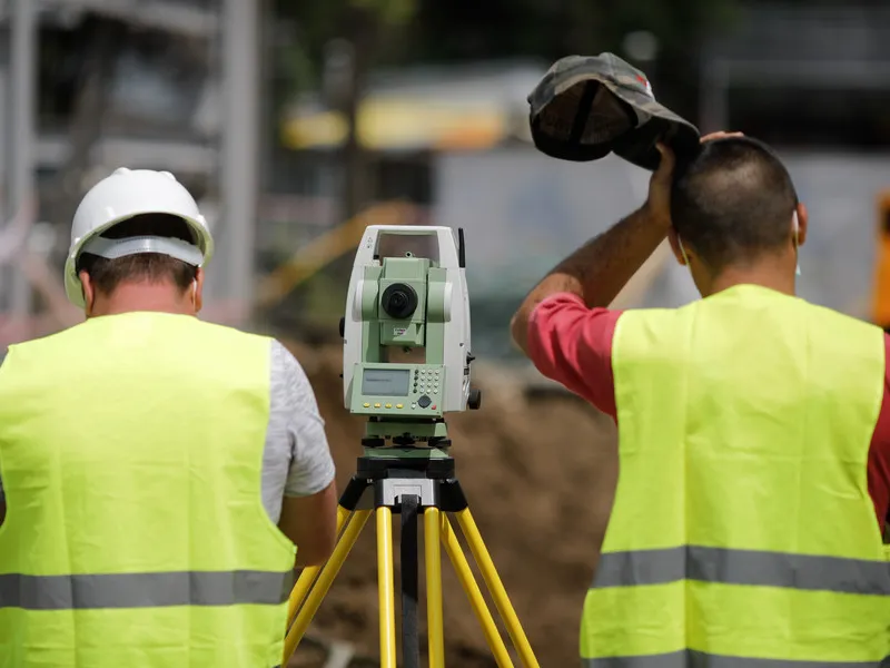 Ingineri topometristi verifică cotele unui teren. / Foto: Inquam Photos / George Călin