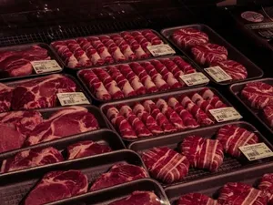 Alertă alimentară de proporții la Iași. Reţea de injectat ilegal saramură în carne. / Meat Shop