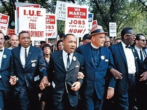 Martin Luther King Jr., cu ceilalți lideri ai marșului pentru slujbe și libertate din 1963, de la Washington