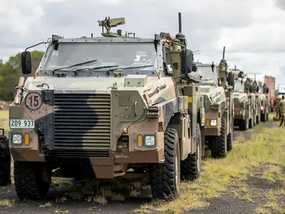 VIDEO Australia ajută Ucraina cu 20 de vehicule militare Bushmaster cu armură anti-tanc / https://www.aspistrategist.org.au/