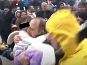 Fetiță de 5 ani a supraviețuit 7 ore sub dărâmături. Tatăl ei a ținut-o tot timpul de mână - FOTO: Captura YouTube/ İhlas Haber Ajansı