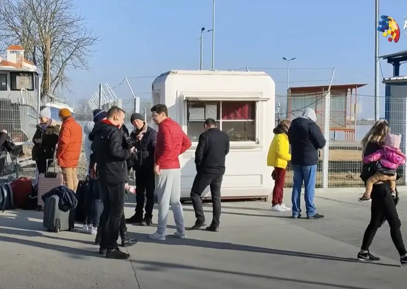 Sute de ucrainieni au trecut cu bacul in Isaccea : FOTO/captură video Agerpres.ro