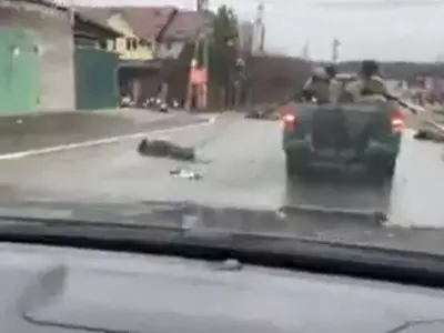 Cadravrele civililor au fost lăsate în stradă/ FOTO: Captură video