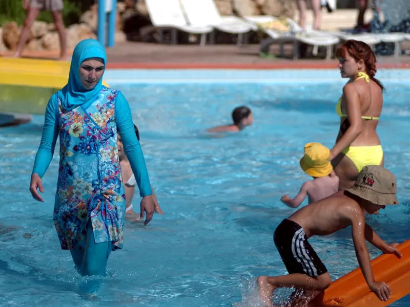 Un tribunal francez interzice purtarea de burkini în piscinele publice/foto: daily sabah