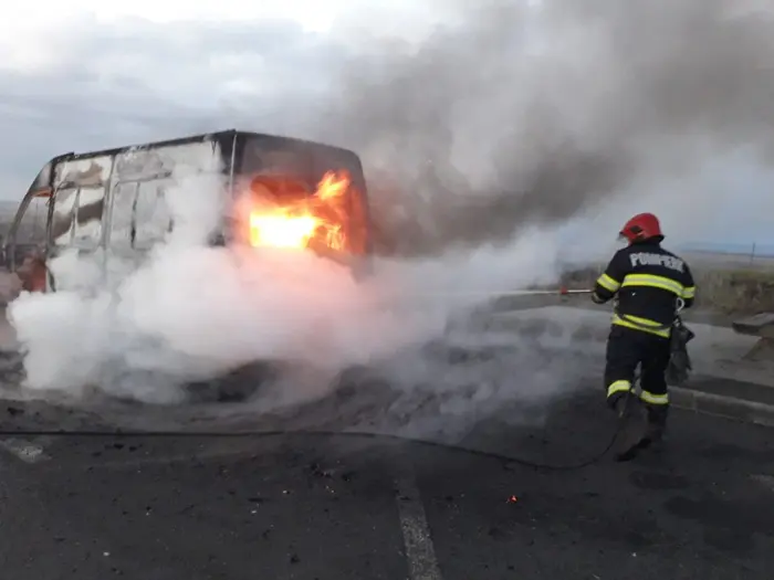 Clipe de groază la Timișoara. Un microbuz în care se aflau opt persoane a luat foc în mers/FOTO: opiniatimisoarei.ro