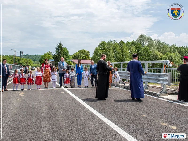 VIDEO Copiii, aduși de primar la inaugurarea unui pod în prezența șefului județului Argeș / FB