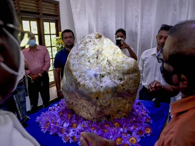 Sri Lanka scoate la licitaţie „Regina Asiei”, cel mai mare safir albastru. Are 310 kilograme. / Foto: dailysabah.com