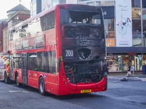 Autobuzele electrice „double-decker” din Londra, trase pe dreapta. Un vehicul s-a autoaprins - Foto: Profimedia Images